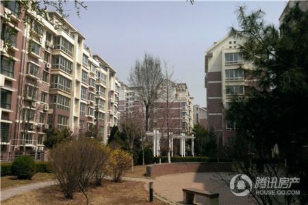 宏运新城-楼盘详情-葫芦岛腾讯房产_cninr 宏运新城始建于2003年,是宏运地产历经数年专业打造的老城名盘。项目整规划日趋成熟、完善,目前已经发展成为老城区一座经典的住宅项目。项目位于葫芦岛市连山区兴工大街中段,市粮库原址。地理位置十分优越,汇聚8路、16路、18路、21路等多条公交线路以及多条城际客车,三分钟车程即可到达市商业中心。环绕周边的兴工小学、世纪中学、二高中、同泽高中等多所教育机构连同周边日趋完善的商业配套设施,使宏运新城成为老城区一处不可复制的闹市静区。宏运新城总规划建筑面积约35万平方米,以南北主轴线为界,共分为三期建设。按路网又将