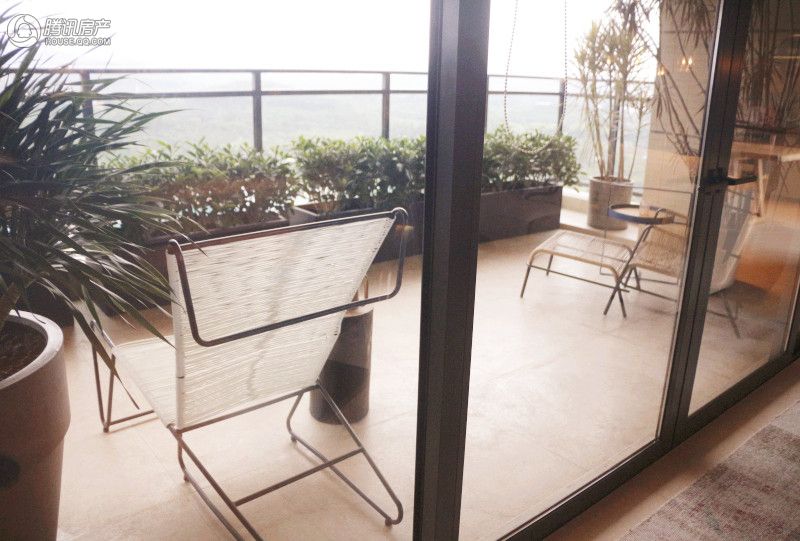 观景阳台,设计师把它设计成总裁的休闲茶室.